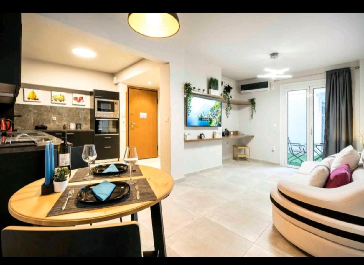 Romantic Jacuzzi Apartment Atenas Exterior foto