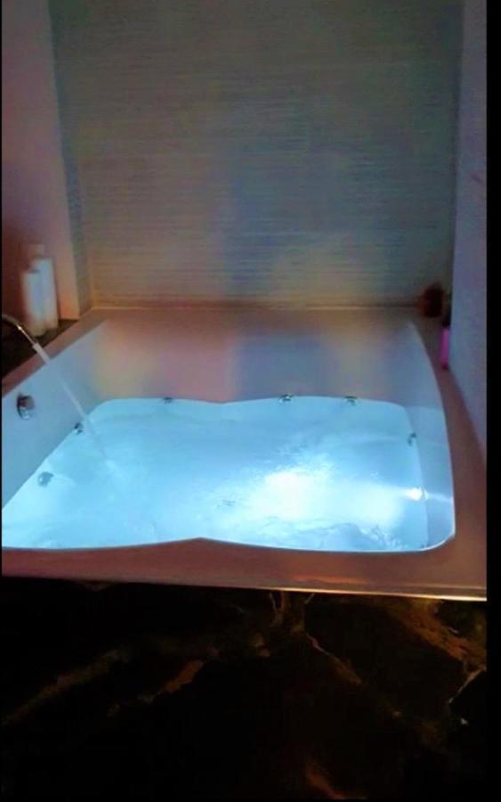 Romantic Jacuzzi Apartment Atenas Exterior foto